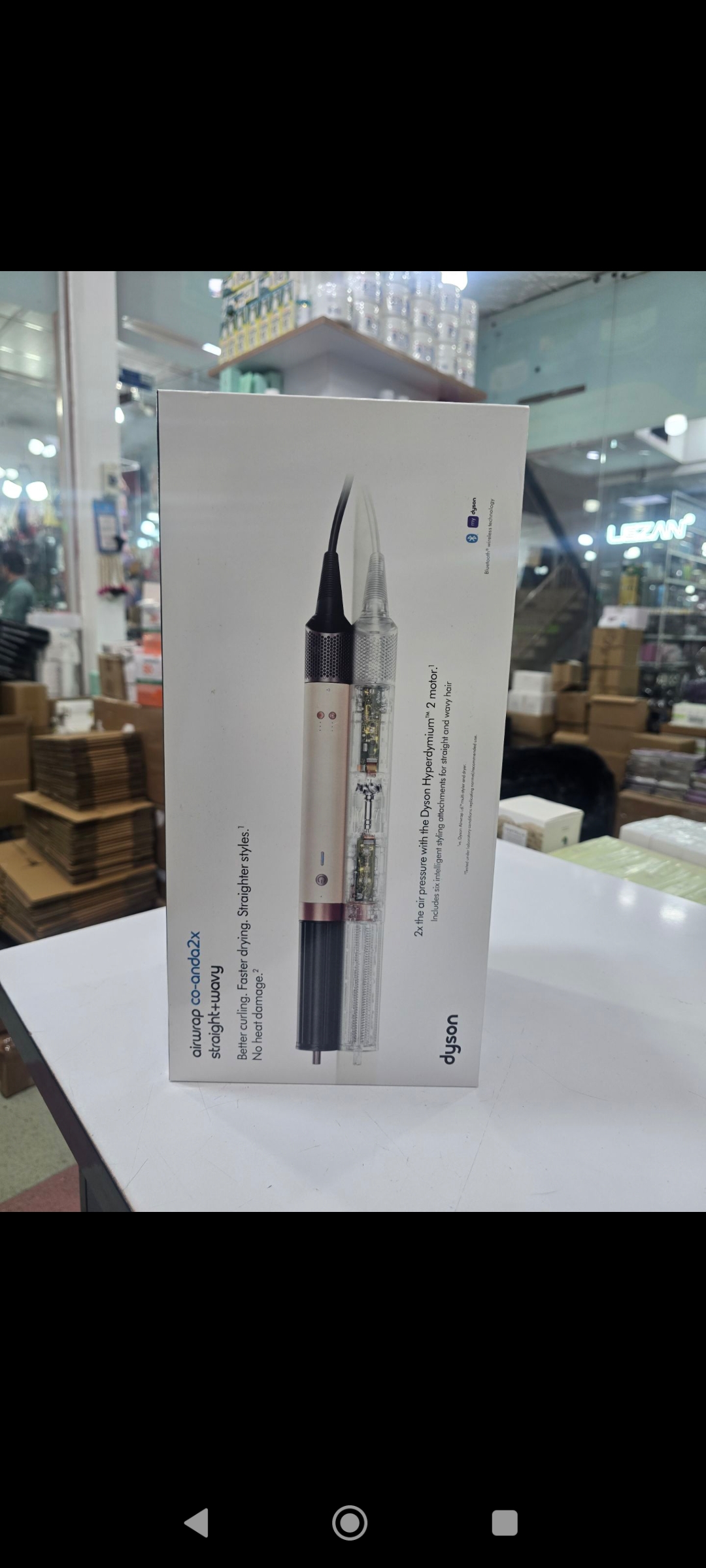 حالت دهنده مو دایسون Dyson Airwrap HS09 Co-anda2x™ multi-styler and dryer Straight+Wavy (Jasper Plum) – (بنفش – صورتی)  افزودن به سبد خرید توضیحات نظرات کاربران برند و کشور سازنده برند: Dyson (دایسون) مبدأ برند: انگلستان 🇬🇧 طراحی: Dyson UK مونتاژ: مالزی / فیلیپین (بسته به سری تولید – اورجینال دایسون) 📐 مشخصات فیزیکی نوع دستگاه: چندکاره (سشوار + حالت‌دهنده) جنس بدنه: پلاستیک فشرده مقاوم + روکش ضد حرارت طراحی: ارگونومیک و متعادل رنگ بدنه: Jasper Plum (بنفش یاسی لوکس) 🔌 مشخصات برقی منبع تغذیه: برق مستقیم ولتاژ: 220–240 ولت فرکانس: 50–60 هرتز نوع دوشاخه: استاندارد اروپایی (EU) 🧠 فناوری‌ها Co‑anda2x™ Airflow Technologyبرای کنترل دوبرابری جریان هوا و حالت‌دهی دقیق‌تر Heat Control Intelligent Systemجلوگیری از آسیب حرارتی Dyson Hyperdymium™ Motorموتور دیجیتال فوق‌سریع و کم‌مصرف 👩‍🦱 نوع موهای مناسب ✅ موهای صاف (Straight)  ✅ موهای موج‌دار (Wavy)