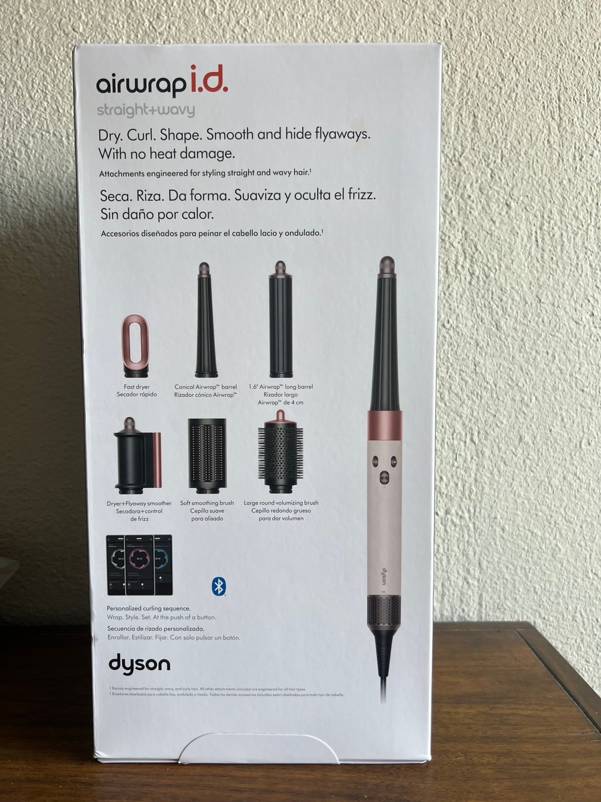 حالت دهنده مو دایسون Dyson Airwrap HS09 Co-anda2x™ multi-styler and dryer Straight+Wavy (Jasper Plum) – (بنفش – صورتی)  افزودن به سبد خرید توضیحات نظرات کاربران برند و کشور سازنده برند: Dyson (دایسون) مبدأ برند: انگلستان 🇬🇧 طراحی: Dyson UK مونتاژ: مالزی / فیلیپین (بسته به سری تولید – اورجینال دایسون) 📐 مشخصات فیزیکی نوع دستگاه: چندکاره (سشوار + حالت‌دهنده) جنس بدنه: پلاستیک فشرده مقاوم + روکش ضد حرارت طراحی: ارگونومیک و متعادل رنگ بدنه: Jasper Plum (بنفش یاسی لوکس) 🔌 مشخصات برقی منبع تغذیه: برق مستقیم ولتاژ: 220–240 ولت فرکانس: 50–60 هرتز نوع دوشاخه: استاندارد اروپایی (EU) 🧠 فناوری‌ها Co‑anda2x™ Airflow Technologyبرای کنترل دوبرابری جریان هوا و حالت‌دهی دقیق‌تر Heat Control Intelligent Systemجلوگیری از آسیب حرارتی Dyson Hyperdymium™ Motorموتور دیجیتال فوق‌سریع و کم‌مصرف 👩‍🦱 نوع موهای مناسب ✅ موهای صاف (Straight)  ✅ موهای موج‌دار (Wavy)